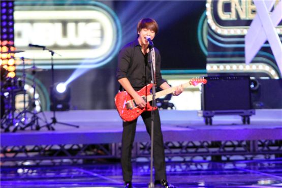 CNBLUE's frontman Jung Yong-hwa plays the guitar during the rehearsal of the seventh Seoul International Drama Awards held at the National Theater of Korea in Seoul on August 30, 2012. [Monica Suk/10Asia]
