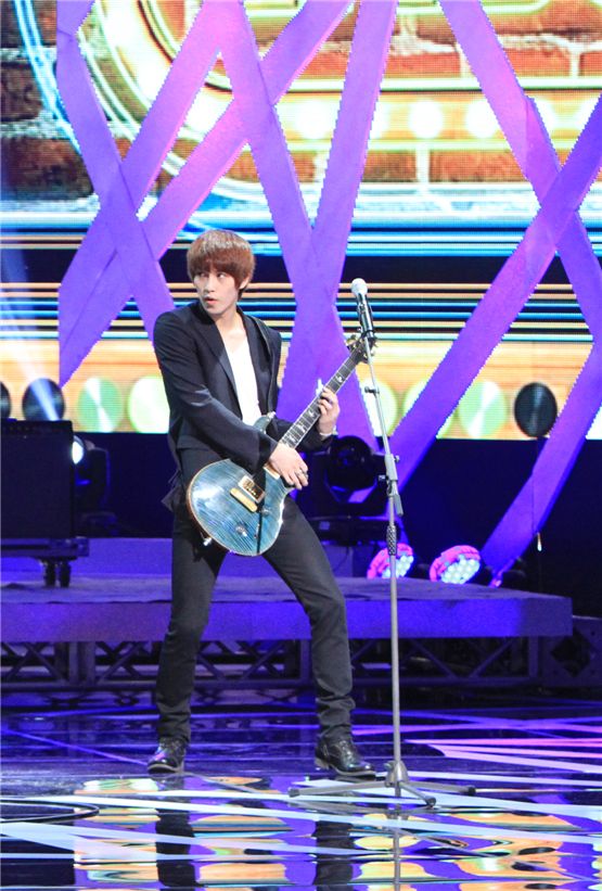 Rock band CNBLUE's guitarist and vocalist Lee Jong-hyun play the session with bandmates during the rehearsal of the seventh Seoul International Drama Awards held at the National Theater of Korea in Seoul on August 30, 2012. [Monica Suk/10Asia]