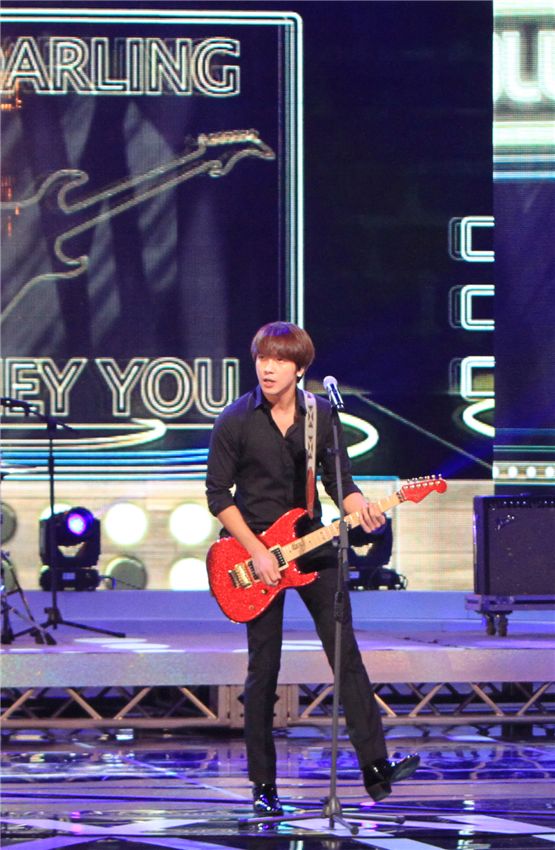 CNBLUE's frontman Jung Yong-hwa plays the guitar during the rehearsal of the seventh Seoul International Drama Awards held at the National Theater of Korea in Seoul on August 30, 2012. [Monica Suk/10Asia]
