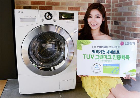 LG 드럼세탁기가 유럽 최고 권위의 규격 인증기관 'TUV 라인란드(TUV Rheinland)’로부터 백색가전 최초로 '그린 마크(Green Mark)’를 획득하며 친환경 기술력을 입증했다. 

