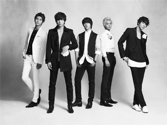 FTIsland members Song Seung-hyun (left), Lee Hong-gi (second to left), Choi Min-hwan (center), Lee Jae-jin (second to right) and Choi Jong-hoon (right) are posing for their group shot of their remake album "MEMORY IN FTISLAND" released in October 2011. [FNC Entertainment]