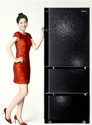 대우일렉이 2013년형 클라쎄 김치냉장고 신제품을 선보이고 있다. 