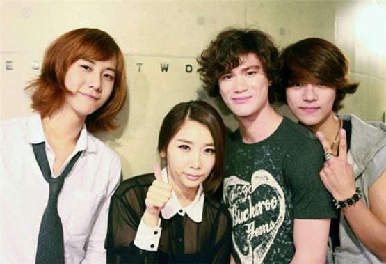 Soon-to-debut singing trio LUNAFLY members Teo (left), Sam (second to right), Yun (right) and Brown Eyed Girls' Jea (second to left) pose together in a photo uploaded by Jea on August 30, 2012. [Brown Eyed Girls' Jea's official Twitter account]
