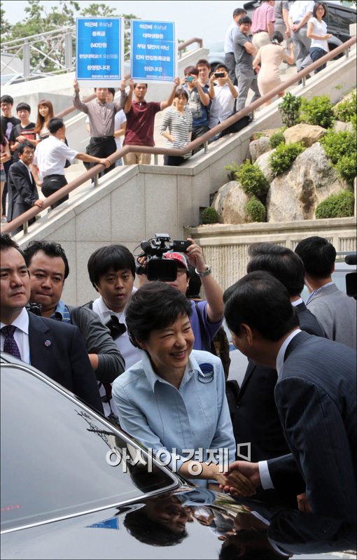[포토]박근혜 후보 앞에서 반값등록금 시위