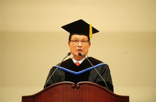 건국대학교 제 19대 송희영 총장(64)이 3일 새천년관 대공연장에서 취임식을 갖고 공식 임기를 시작했다.