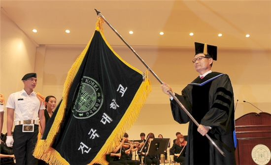 건국대학교 제 19대 송희영 총장(64)이 3일 새천년관 대공연장에서 취임식을 갖고 공식 임기를 시작했다.