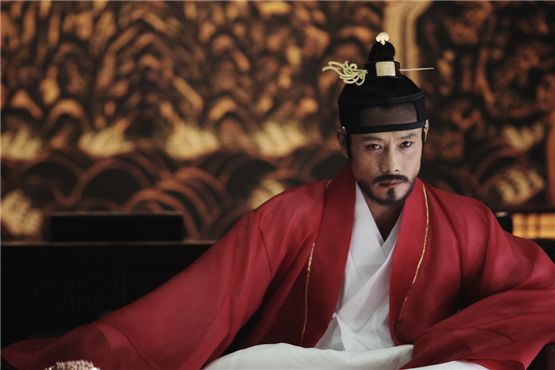 Actor Lee Byung-hun donned in a red robe, plays the double role of King Gwanghae and clown Ha-sun in the movie "Masquerade," scheduled to hit local theaters on September 20, 2012. [CJ E&M] 