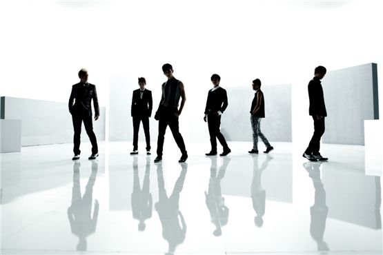 U-Kiss hints local comeback with silhouette photo