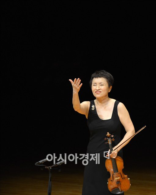 [포토]팬들에게 감사의 표시 전하는 정경화