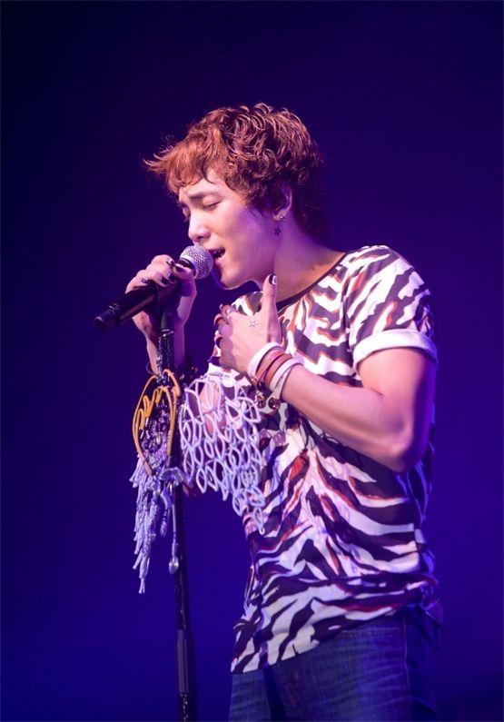 FTIsland's lead singer Lee Hong-gi, donned in an animal print shirt, sings his heart out during their concert "TAKE FTISLAND," which took place at Seoul's Olympic Hall on September 1 and 2, in front of several thousand fans. [FNC Entertainment]