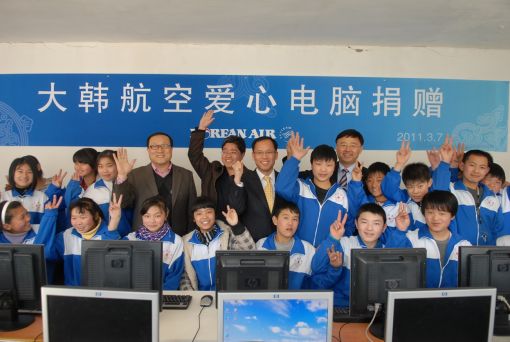 대한항공은 작년 3월, 베이징 통저우구에 위치한 치차이 학교에 중국지역 사회공헌 프로젝트인 ‘애심계획’의 일환으로 컴퓨터 63대를 기증하는 행사를 개최했다. 사진은 치차이 학교 컴퓨터실에서 박인채 대한항공 중국지역본부장(뒷줄 왼쪽에서 여섯번째)과 학교 교직원 및 학생들이 기념 촬영을 하고 있는 모습.