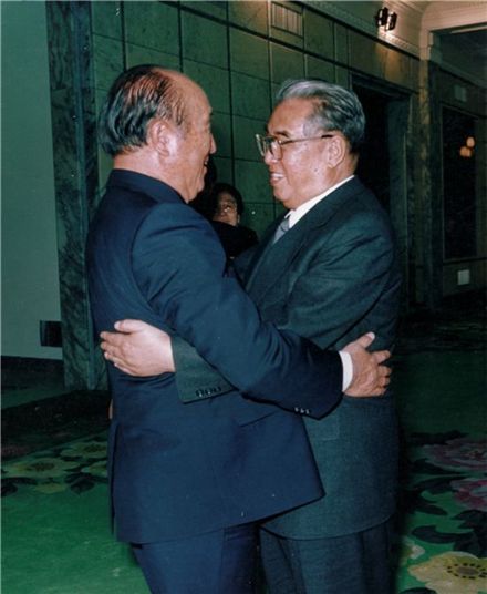 지난 1991년 12월 문선명 통일교 총재는 북한을 방문해 김일성 주석과 회담했다. 