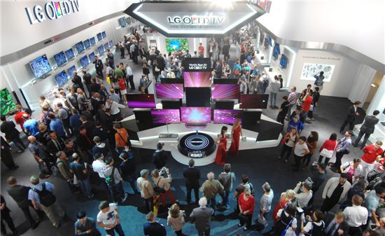 'IFA 2012' 최고의 화제는 단연 삼성전자와 LG전자의 OLED TV였다. 두 회사는 전시관 입구에 OLED TV를 이용한 조형물을 설치해 관람객들의 관심이 집중됐다. 