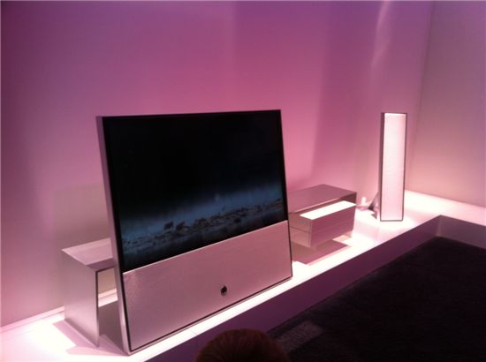 로에베(Lowe)가 'IFA 2012'에서 선보인 TV 디자인. 아랫부분에 스피커를 내장해 벽이나 TV 선반에 기대어 놓을 수 있도록 만들었다. 
