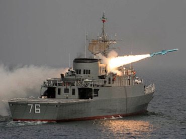 이란 해군이 지난 2월 자체 건조한 자마란 구축함에서 누르 미사일을 발사하는 훈련을 하고 있다.