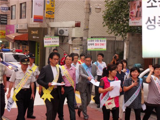 서울 구청들 여성 대상 범죄 예방 나서 