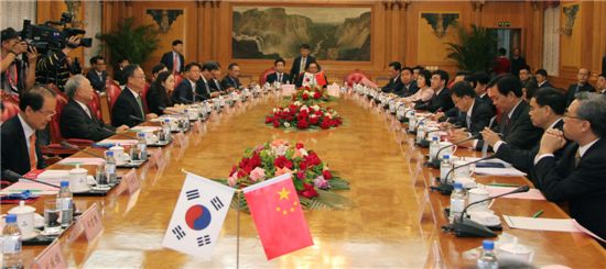 손경식 대한상공회의소 회장(사진 왼쪽 줄 앞에서 두번째) 등 한국측 대표들과 쑨정차이 당서기 등 중국측 주요인사들이 환담을 나누고 있는 모습.