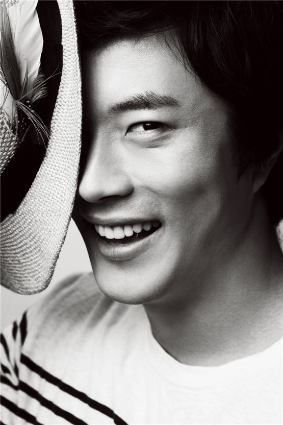 Kwone Sang-woo poses for a profile picture while holding a hat. [Bel Actors Entertainment]