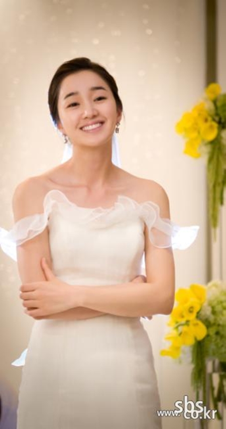 Actress Soo-ae, donned in a wedding dress, poses for a picture on the set of the hit TV series "Thousand Days Promise," which aired October 2011. [SBS]