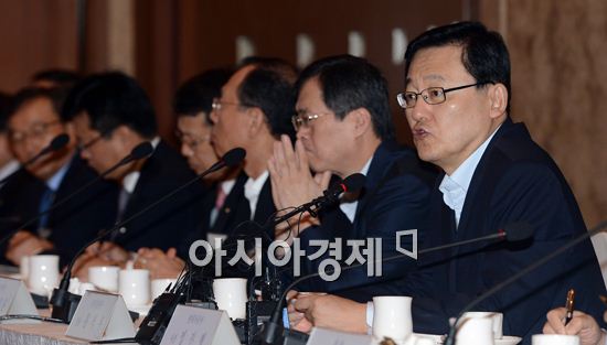 [포토] 30대 그룹 간담회 모두발언하는 홍석우 지경부 장관