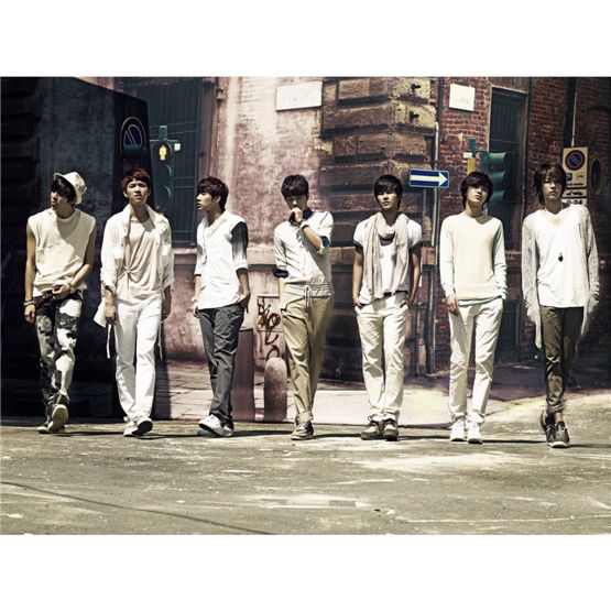 INFINITE members Dong-woo (left), Woo-hyun (second to left), Sung-kyu (third to left), L (center), Hoya (third to right), Sung-jong (second to right), Sung-yeol (right) pose in the cover photo of "INFINITIZE," dropped on May 15, 2012. [Woolim Entertainment]