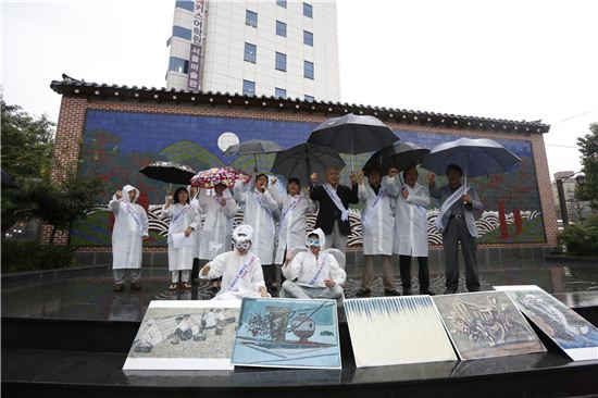 지난 4일 서울 인사동 입구에서 한국화랑협회를 비롯한 10개 미술단체가 '미술품 양도소득세 폐지를 원하는 범문화예술인 모임'을 꾸리고 관련 법안 폐지를 주장하는 시위를 벌였다.