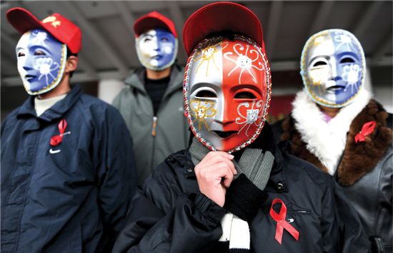 매년 12월 1일은 세계보건기구가 선정한 세계에이즈의날이다. 이날, 에이즈 확산 억제와 예방, 감염자에 대한 차별을 없애고자하는 차원에서 붉은 리본 행사가 진행된다. 사진은 세계에이즈의 날에 붉은 리본을 든 시민들. [사진:연합]