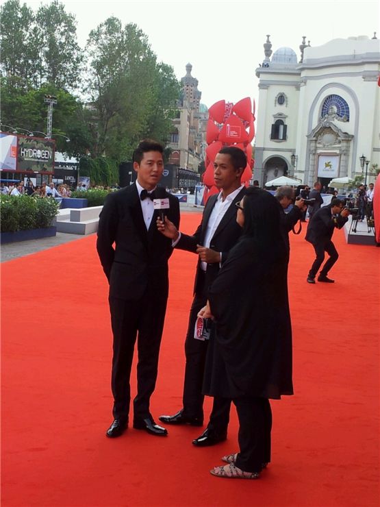 [PHOTO] Lee Jung-jin, Cho Min-soo, Kim Ki-duk arrive at Venice Film Festival for "Pieta"