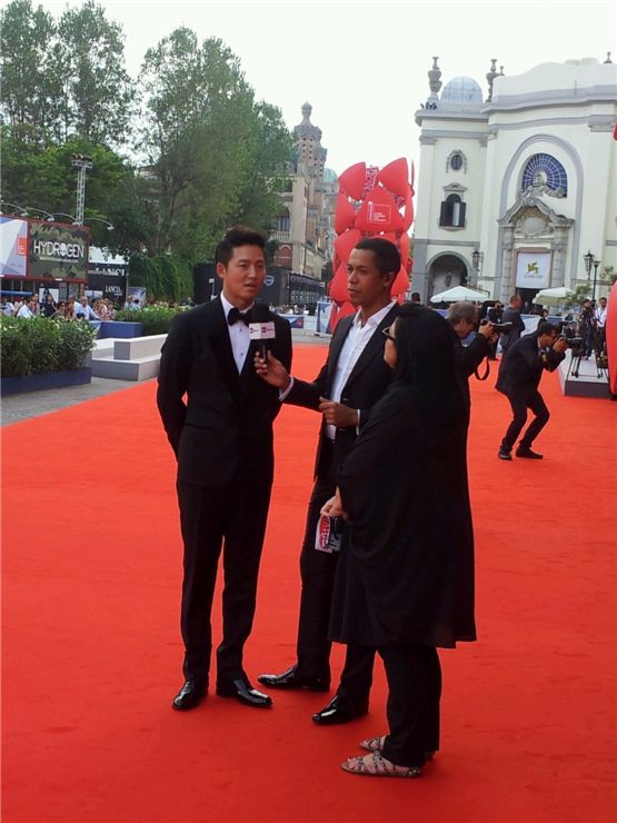Actor Lee Jung-jin talks to a reporter at the 69th edition of Venice Film Festival opening in Venice, Italy, on September 4, 2012. [NEW]

