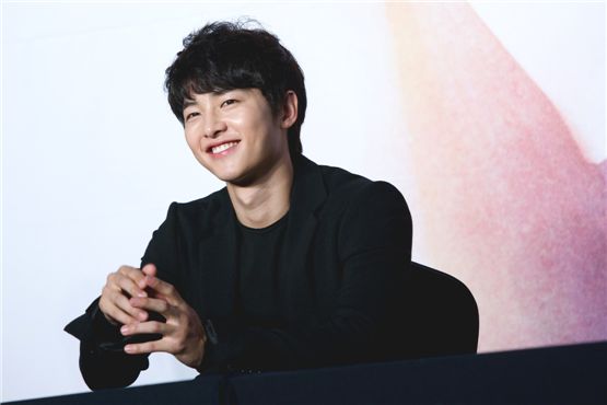 Actor Song Joong-ki smiles with confidence at a press conference for KBS’ upcoming drama “The Innocent Man” held in Seoul, South Korea on September 5. [Lee Jin-hyuk/10Asia]