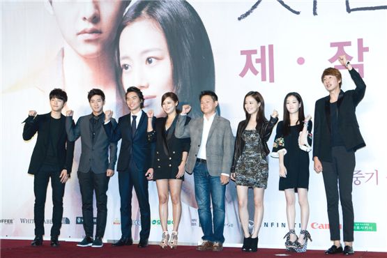 "The Innocent Man" main cast members Song Joong-ki (left), Lee Sang-yeob (second to left), Kim Tae-hoon (third to left), Park Si-yeon (fourth to left), director Kim Jin-won (fourth to right), Moon Chae-won (third to right), Lee Yu-bi (second to right) and Lee Kwang-soo (right) clench their fists at the drama's press conference held in Seoul, South Korea, on September 5. [Lee Jin-hyuk/10Asia]