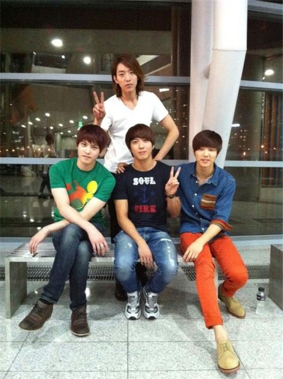 CNBLUE members Lee Jong-hyun (bottom left), Jung Yong-hwa (bottom center), Lee Jung-shin (top center) and Kang Min-hyuk (bottom right) pose together on the set of KBS' new weekend series "My Daughter Seo-young" (translated title), set to air on September 15, 2012. [Lee Jung-shin's official Twitter account]