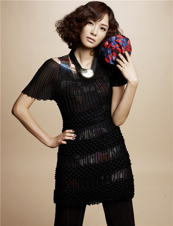 Actress Son Tae-young, donned in high-fashion clothes, poses for her profile picture, released by her agency J.One+ Entertainment on September 6, 2012. [J.One+ Entertainment]