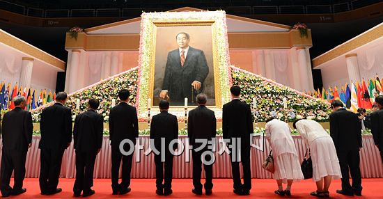 [포토]통일교 문선명 총재 성화식, 절하는 참배객들