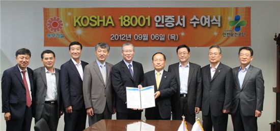 
6일 동부금융센터에서 진행된 ‘건설업 KOSHA 18001’ 인증 수여식에 참여한 (좌측부터)황덕모 동부건설 상무, 김동춘 안전보건공단 실장, 손상열 동부건설 부사장, 강성규 안전보건공단 본부장, 백헌기 안전보건공단 이사장, 이순병 동부건설 부회장, 하진태 동부건설 사장, 김만기 동부건설 부사장, 강대윤 동부건설 상무 / 동부건설
