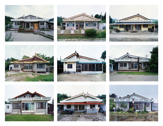 이정록 작가의 '글로컬 사이트-새마을농촌주택들-한옥'. (2006-2012년) 디지털 C-프린트. 각 30*40cm