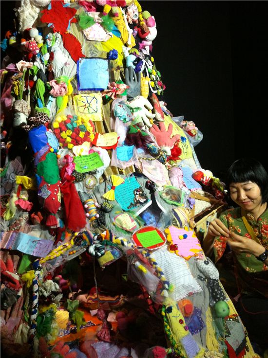 일본 작가 히로미 탱고가 3주에 걸쳐 광주시민들과 만든 대형 콜라주 스크린 작품 '홈-광주'.