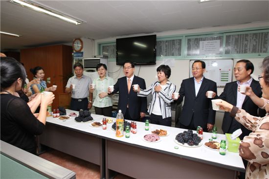 문충실 동작구청장이 구청 공무원들과 함께 건배를 외치고 있다.