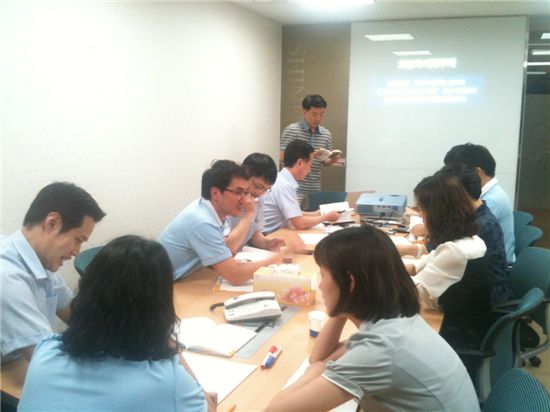 지난 3일 신한은행 경희궁지점 직원들이 모여서 '독서토론'모임을 진행 중이다. 