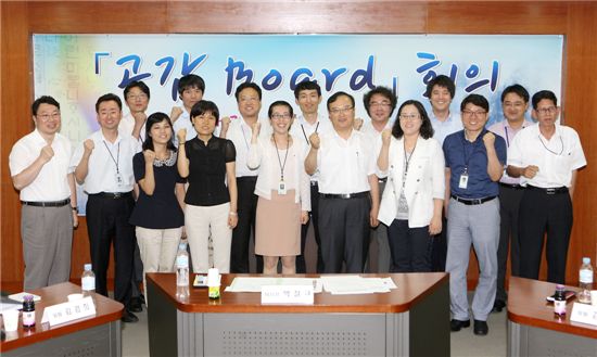박철규 중소기업진흥공단 이사장(오른쪽 네 번째)과 직원들이 '공감보드(Board)'를 출범시키며 신나는 조직문화를 만들자고 결의하고 있다.