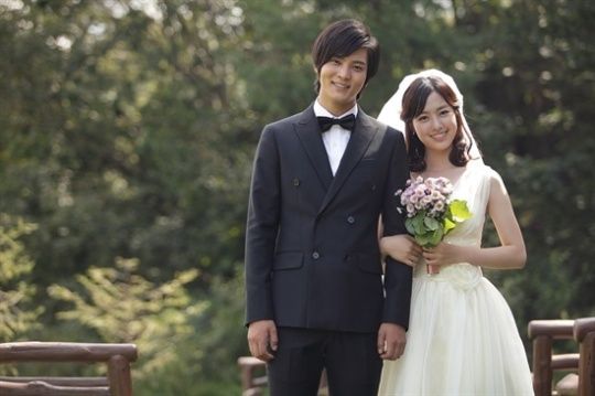 Actor Joo Won (left) and Jin Se-yeon (right) link arms as the two pose for their wedding photo during the final episode of "Bridal Mask," which aired on September 6, 2012. [KBS]