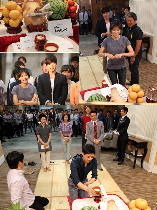"My Daughter Seo-young" [translated title] main cast member Lee Bo-young (top right) and Lee Sang-yoon (bottom center) wish the show's success during the good luck ceremony on the set in Yeoido, Seoul on September 6, 2012. [Bliss Media]