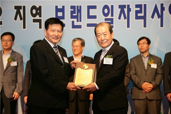 박홍섭 마포구청장(오른쪽)이 이채필 고용노동부장관으로부터 상패를 전달받고 있다.
