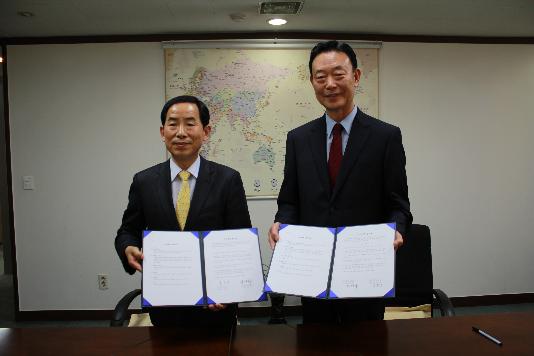 정명화 한국전자공업협동조합 이사장(오른쪽)과 홍용술 SBC인증원 대표가 품질경영 등에 대한 업무협약을 체결하고 있다. 