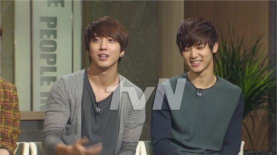 CNBLUE's Jung Yong-hwa (left) and Kang Min-hyuk (right) talk about their upcoming military activities on an episode of cable TV talk show "Baek Ji-young's People Inside," which aired on September 6, 2012. [tvN]