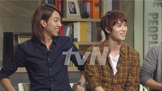 CNBLUE's Lee Jung-shin (left) and Lee Jong-hyun (right) talk about their upcoming military activities on an episode of cable TV talk show "Baek Ji-young's People Inside," which aired on September 6, 2012. [tvN]