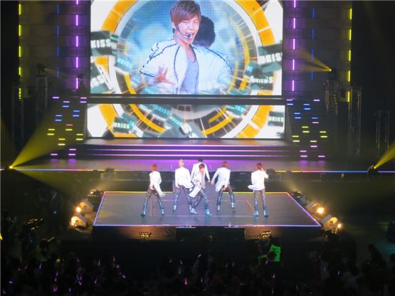 [PHOTO] U-Kiss lights up Japan's Budokan with their dance moves 