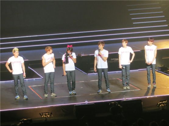 U-Kiss members Eli (left), Hoon (second to left), Dong-ho (third to left), Soohyun (third to right), Kevin (second to right) and Ki-seop (right) speak to their fans at the final stop of their exclusive Japan concert at the Budokan in Tokyo on September 5, 2012. [NH Media]