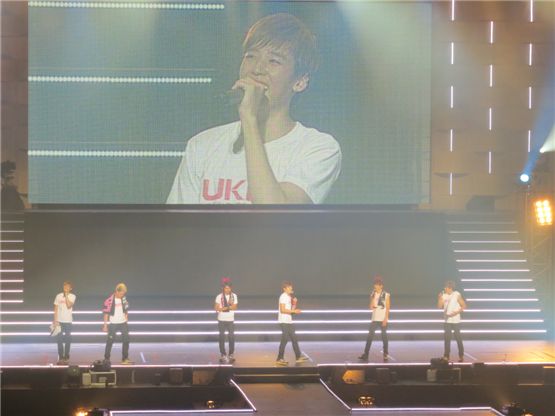 U-Kiss members Kevin (left), Eli (second to left), Dongho (third to left), Soohyun (third to right), Ki-seop (second to right) and Hoon (right) speak to their fans at the final stop of their exclusive Japan concert at the Budokan in Tokyo on September 5, 2012. [NH Media]