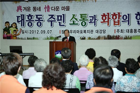 박홍섭 마포구청장이 대흥동 주민축제에 참석해 인사말을 하고 있다.